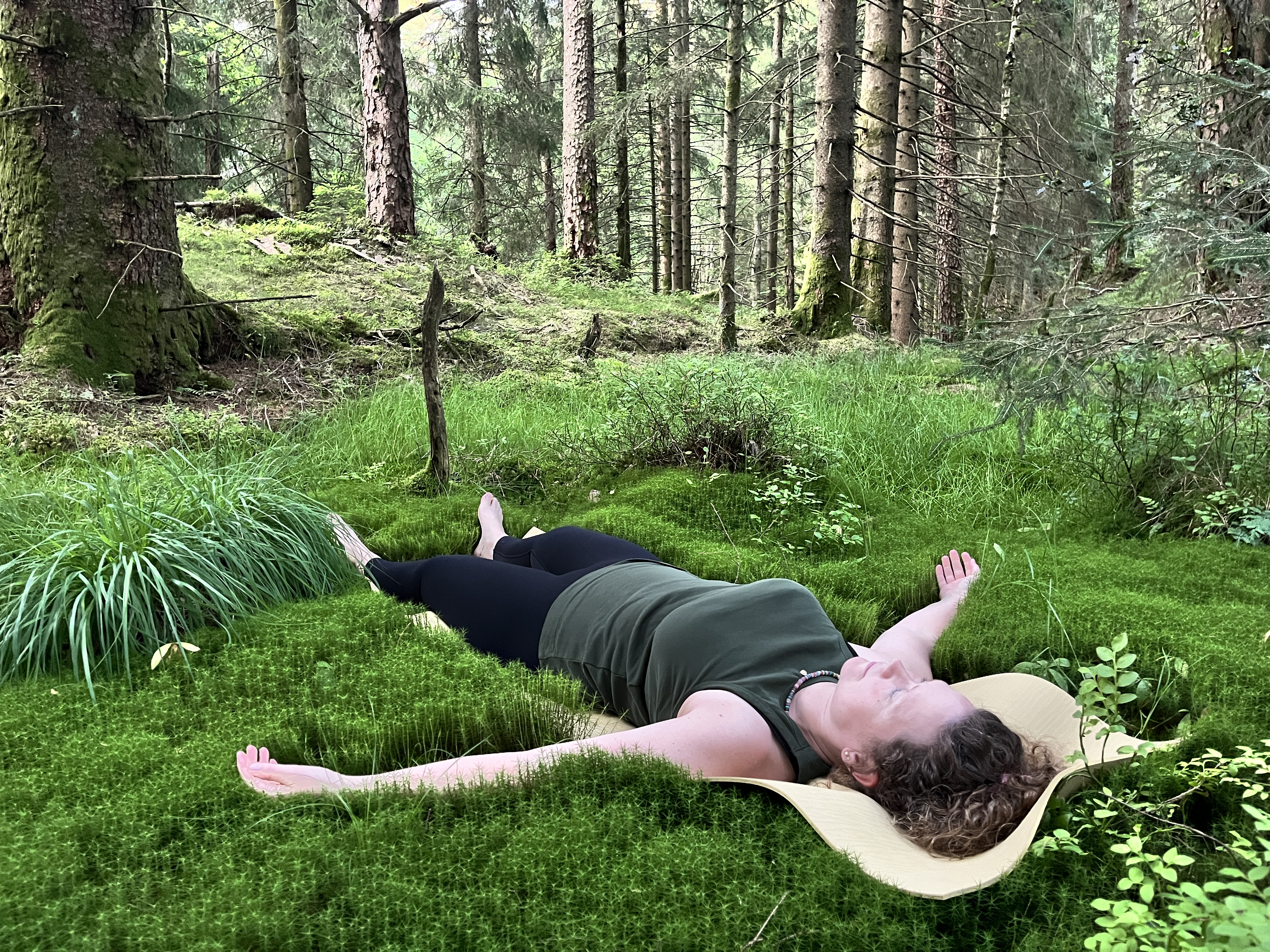 Liggende naturmeditation med fokus på åndedrættet